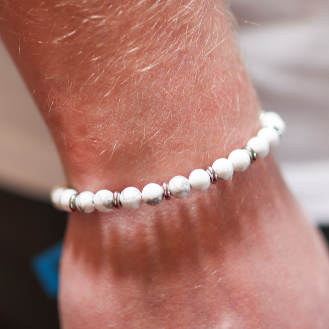 Pulsera de howlita blanca con cuentas Kincaid