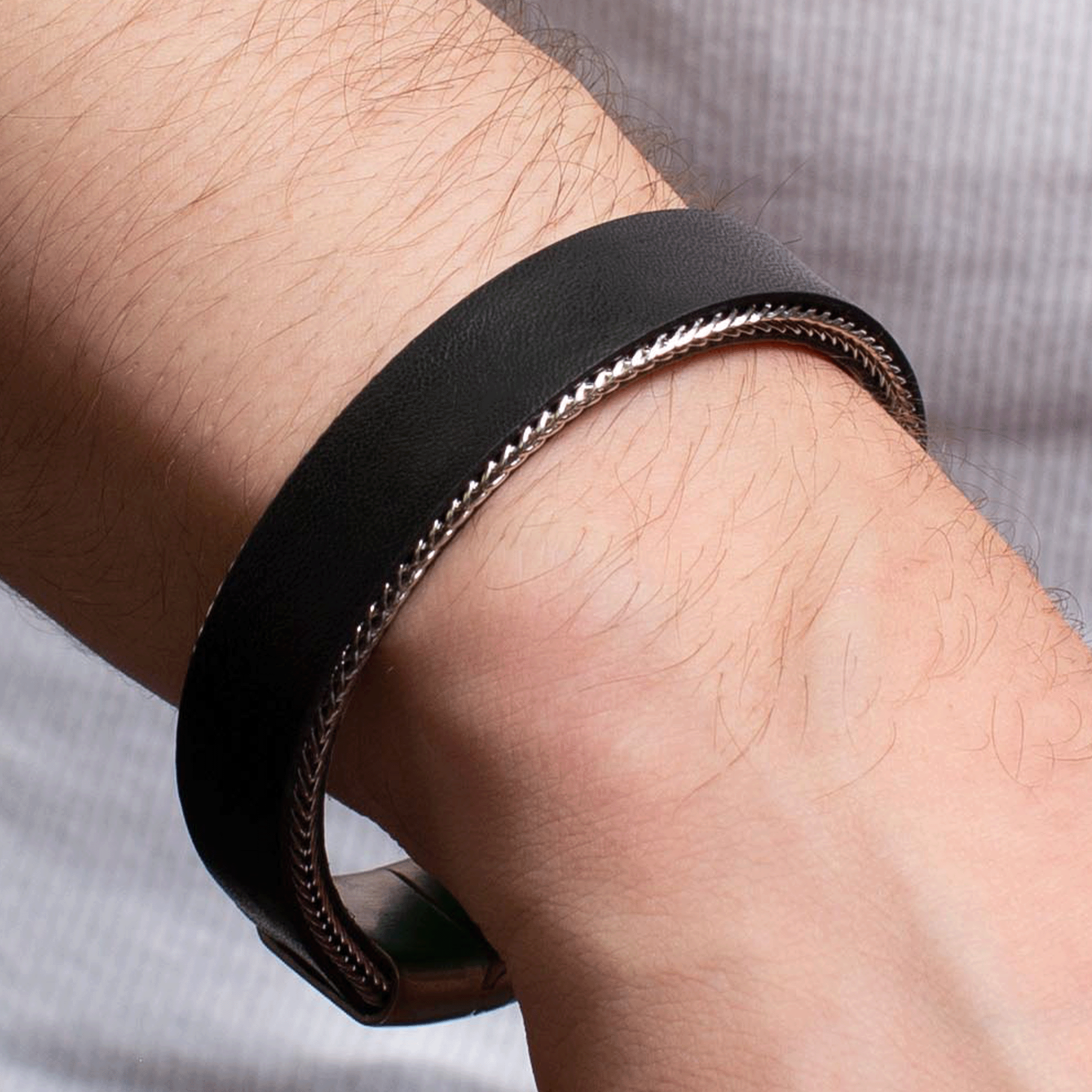 Dario Cowhide Leather Bracelet with Chain Mesh Trim