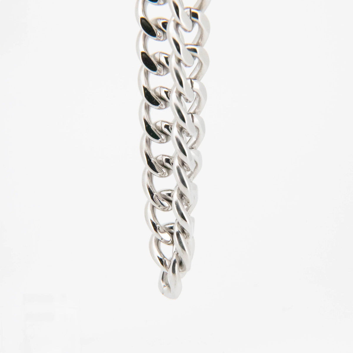 Silver metal chain with interlocking links.