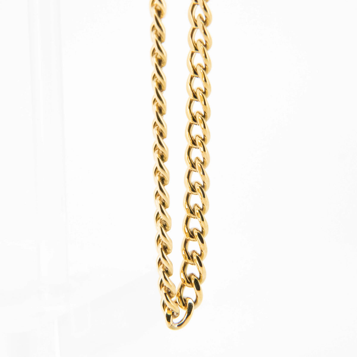 Gold chain with interlocking links.