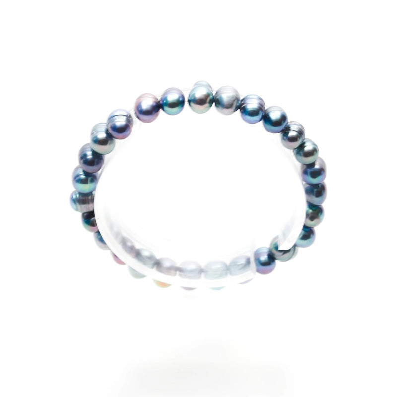 Pearl bracelet with iridescent blue and gray beads.